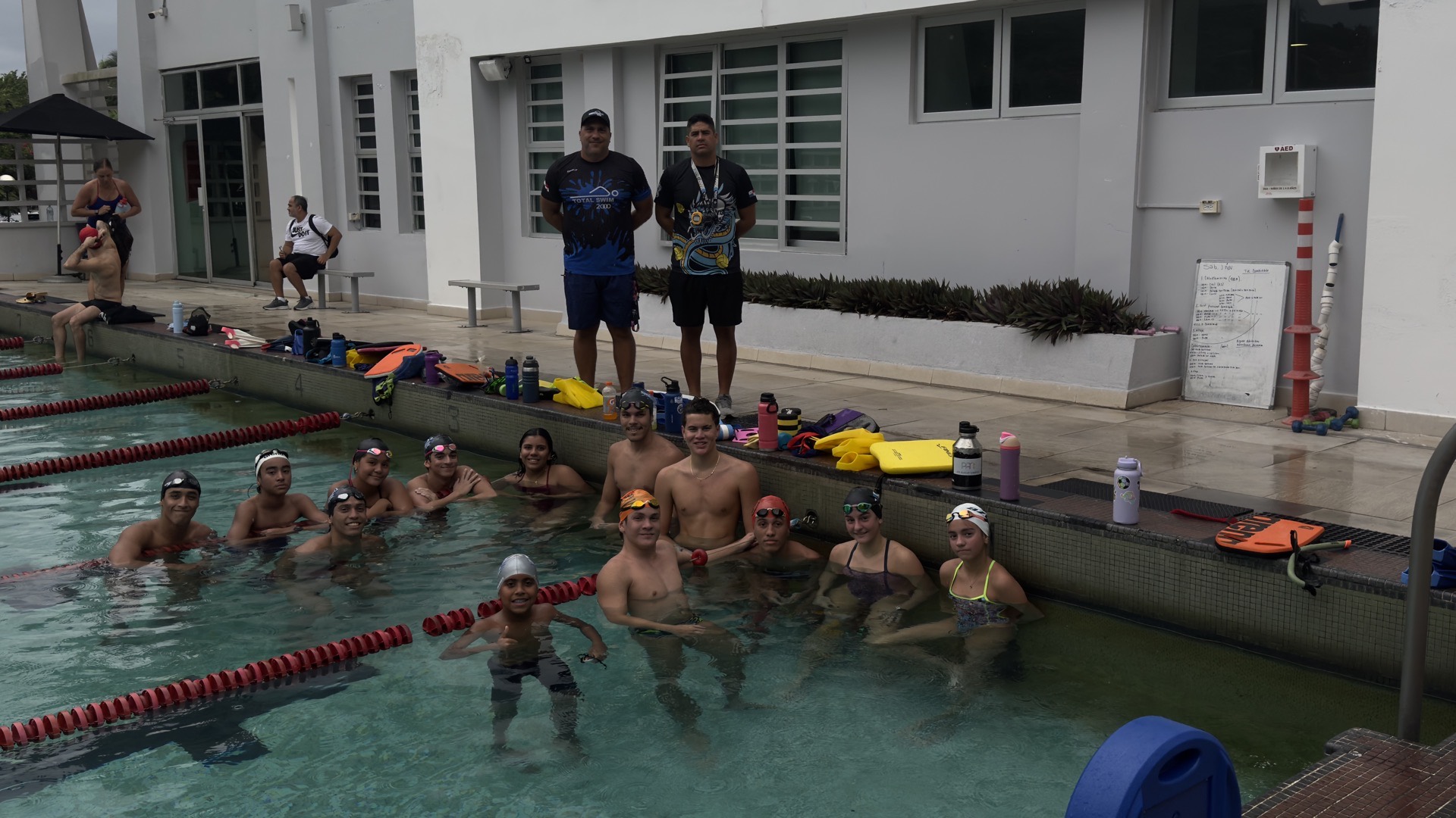 Entrenadores y nadadores de Total Swim 2000 en la piscina